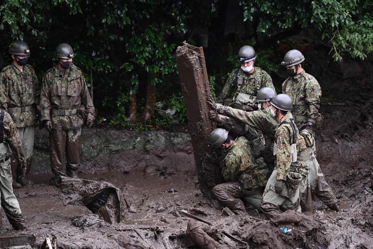 פעולות חילוץ לאחר מפולת בוץ בעיירה אטאמי יפן
