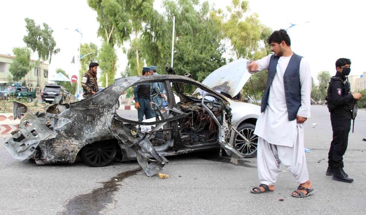 כוחות ממשלה אפגניסטן בזירת פיצוץ מטען בעיר קנדהאר שבו חוסל המזכיר של המושל המקומי בצל קרבות מול טליבאן הטליבאן