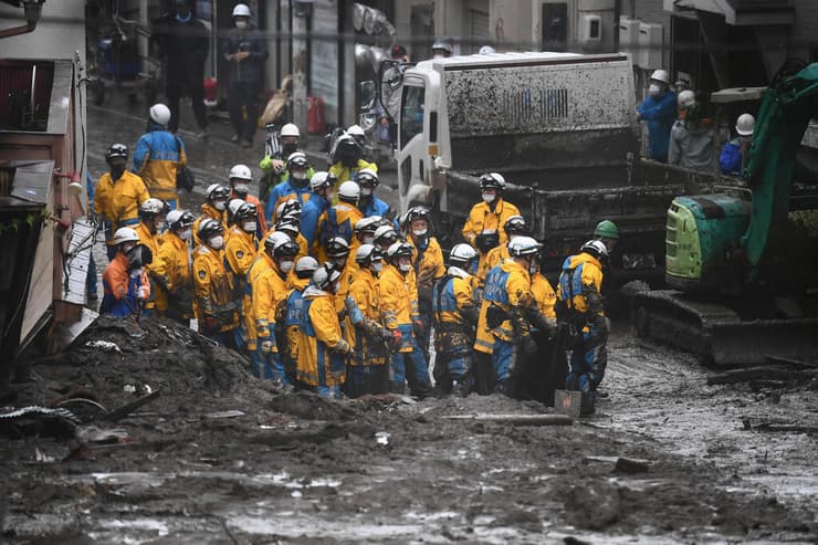 פעולות חילוץ לאחר מפולת בוץ בעיירה אטאמי יפן