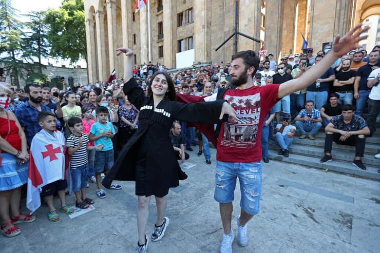 גאורגיה מחאה אלימה נגד מצעד גאווה להט"ב טביליסי