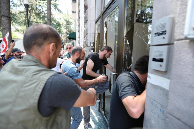 גאורגיה מחאה אלימה נגד מצעד גאווה להט"ב טביליסי מסתערים על משרדי ארגון להט"בי