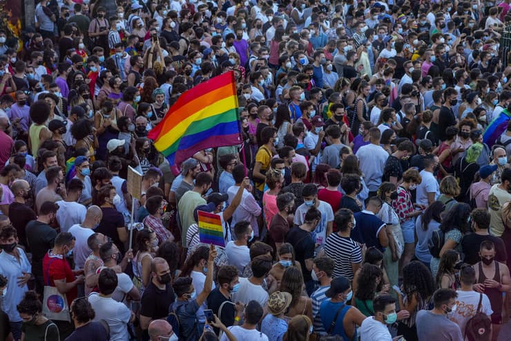 ספרד הפגנות מדריד בעקבות רצח חשד ל הומופוביה סמואל לואיס