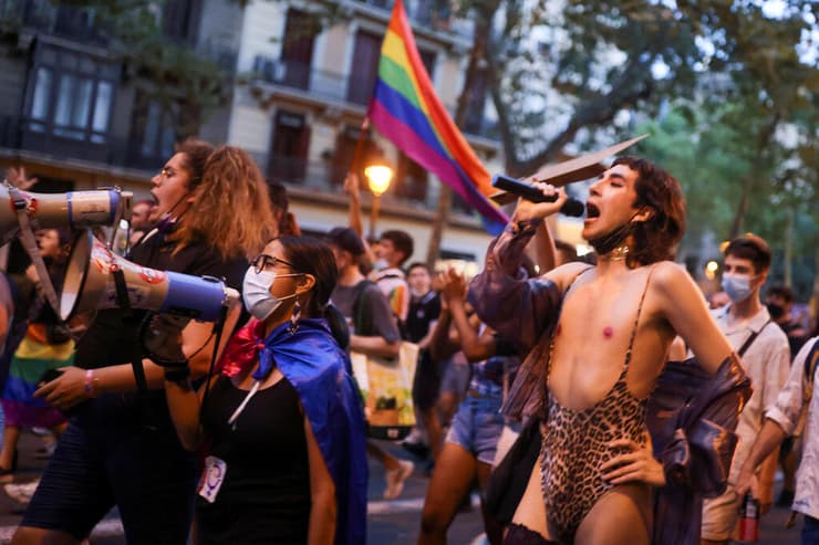   ספרד הפגנות ברצלונה בעקבות רצח חשד ל הומופוביה סמואל לואיס