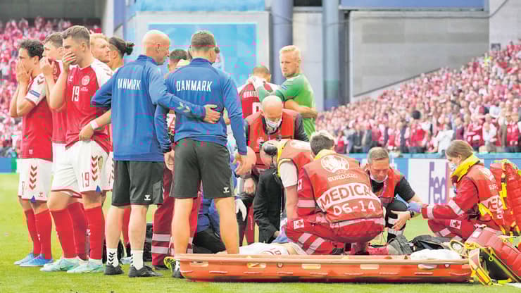 כריסטיאן אריקסן מפונה מהמגרש ביורו (צילום: AP) כריסטיאן אריקסן מפונה מהמגרש