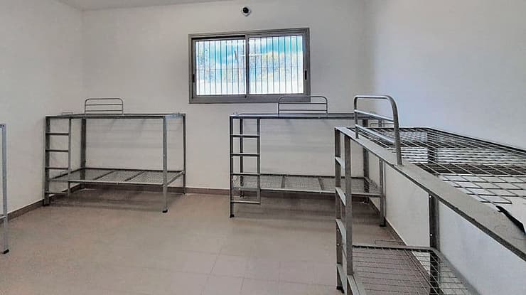 הכלא הצבאי "נווה צדק" בו נכלא ת' (צילום: יואב זיתון) הכלא הצבאי "נווה צדק" בו נכלא ת'