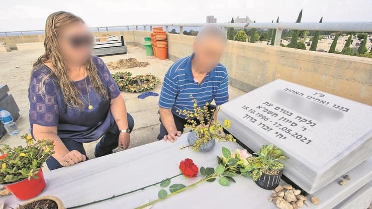 הוריו של הקצין איקס ליד קבר בנם