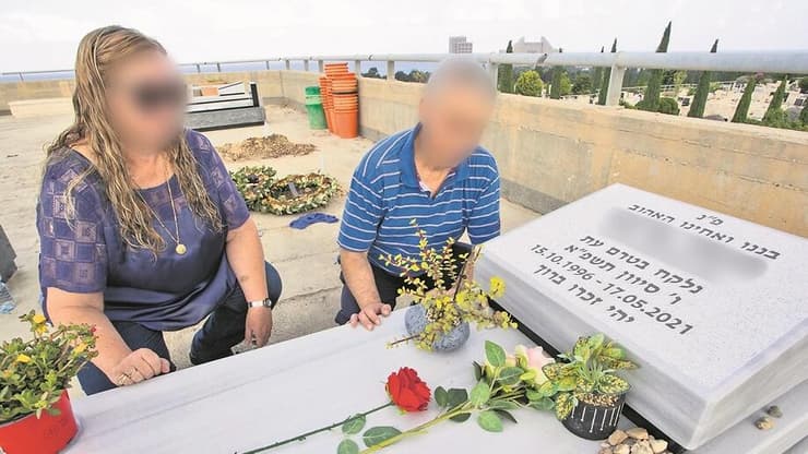 הוריו של הקצין איקס ליד קבר בנם