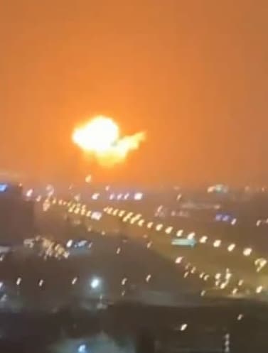 מכלית נפט שעגנה בנמל ג'בל עלי בדובאי התפוצצה ועולה באש
