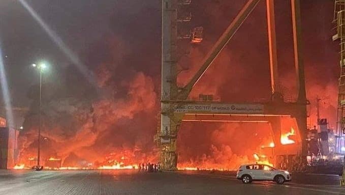 מכלית נפט שעגנה בנמל ג'בל עלי בדובאי התפוצצה ועולה באש