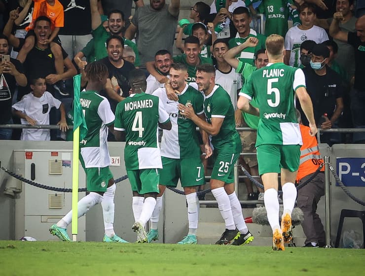 שחקני מכבי חיפה. רוצים לחגוג גם מחר (צילום: עוז מועלם) עומר אצילי חוגג עם החברים