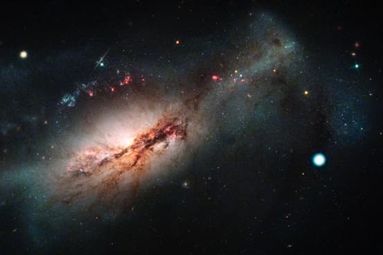 קומפוזיציה של צילומים ממצפה לאס קומברס וטלסקופ החלל האבל של סופרנובת לכידת האלקטרונים SN2018zd (העיגול הבהיר מימין), והגלקסיה בו היא התרחשה, NGC 2146