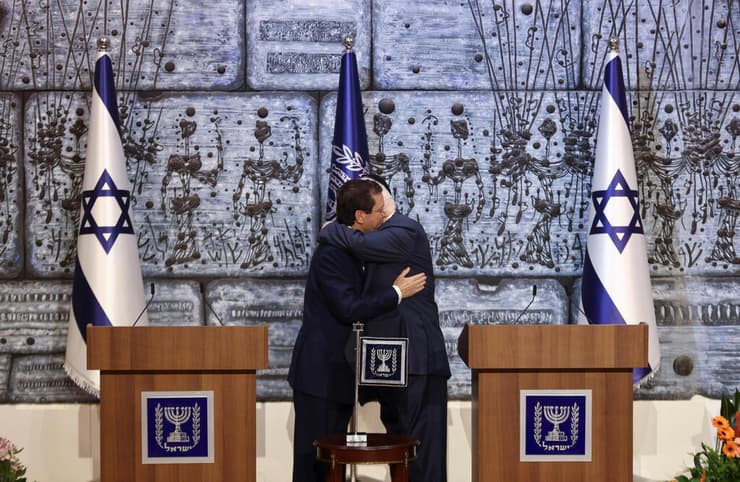 נשיא המדינה יצחק הרצוג נכנס לבית הנשיא