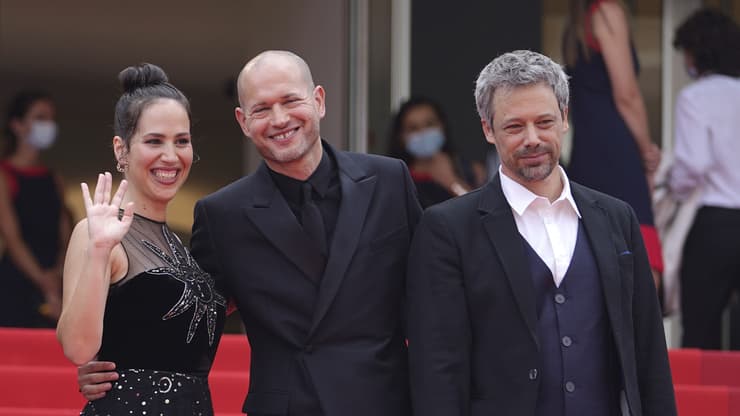 אבשלום פולק, נדב לפיד ונור פיבק בפסטיבל קאן 2021 (צילום: AP) אבשלום פולק, נדב לפיד ונור פיבאק בפסטיבל קאן 2021