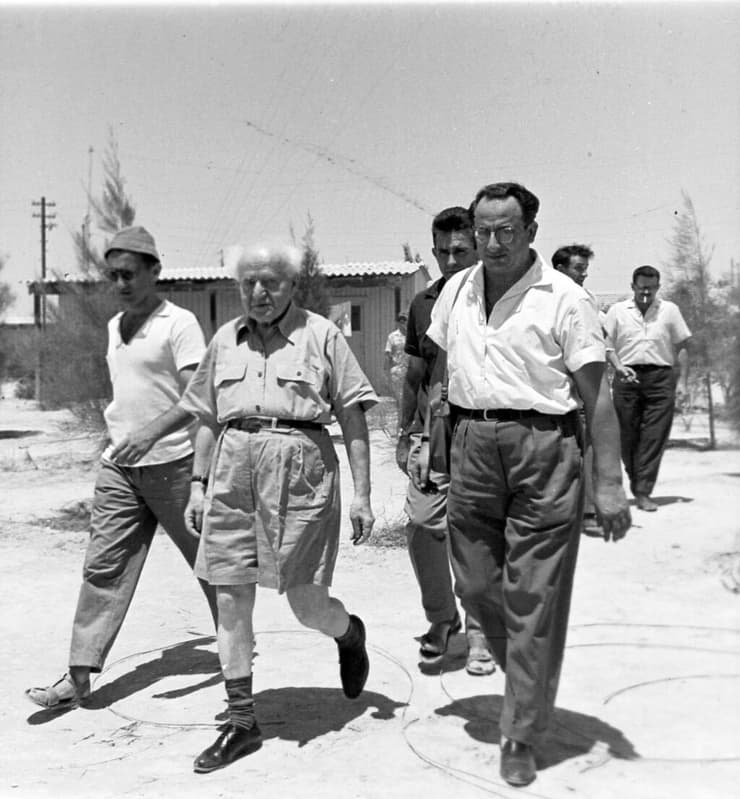 דוד בן גוריון  16.8.1961 עם יצחק נבון ועיתונאים בביתו בשדה בוקר
