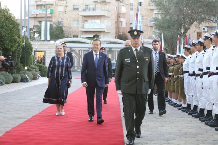 נשיא המדינה יצחק הרצוג נכנס לבית הנשיא