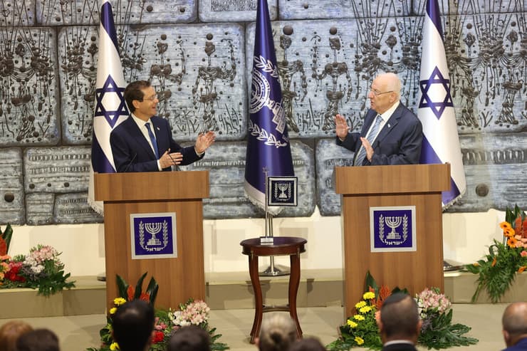 נשיא המדינה יצחק הרצוג נכנס לבית הנשיא