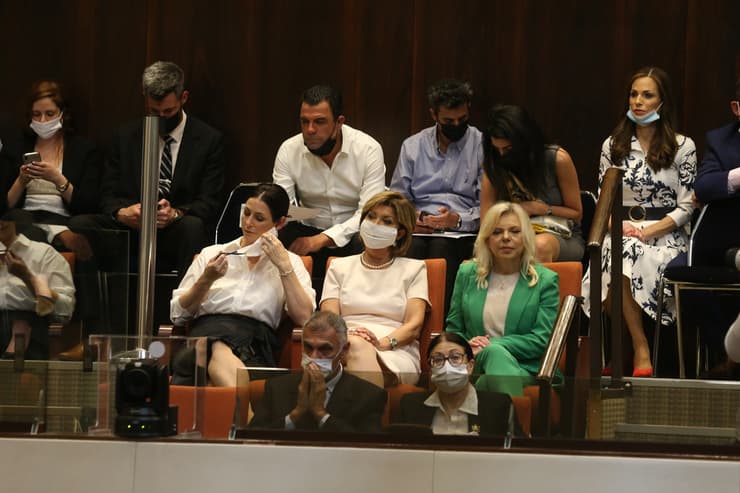 שרה נתניהו וגילת בנט מרוחקות במליאת השבעת הנשיא