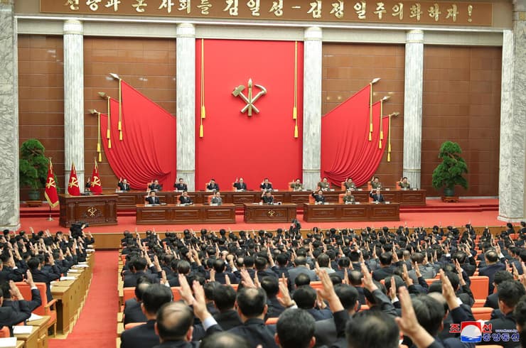 ים ג'ונג און וחברי הפוליטבוירו מפלגת השלטון צפון קוריאה