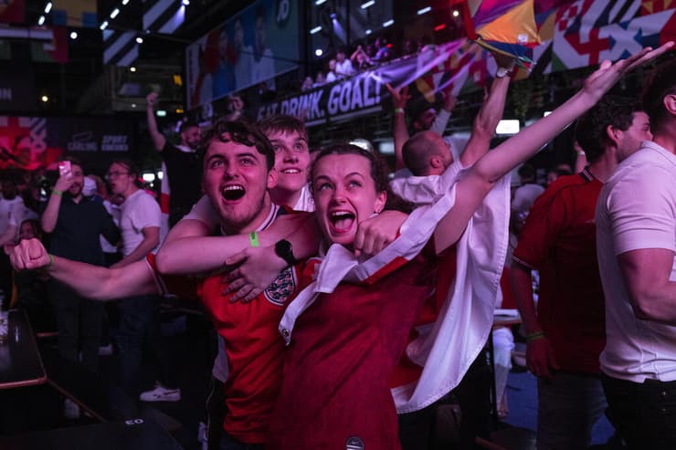 חגיגות אחרי ניצחון אנגליה בחצי הגמר יורו 2020 לונדון