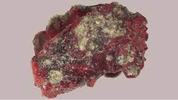 פיסת הטריניטייט שבה התגלה הקוואזי-גביש 