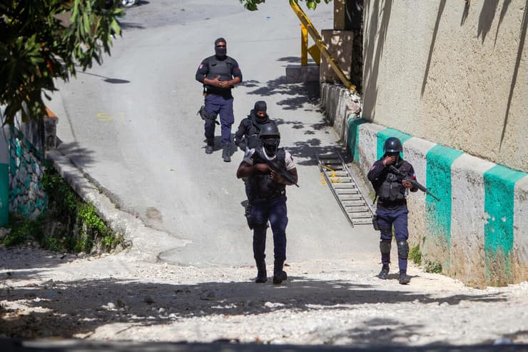 האיטי שוטרים ליד מעון הנשיא ז'ובנל מואיז ש נרצח