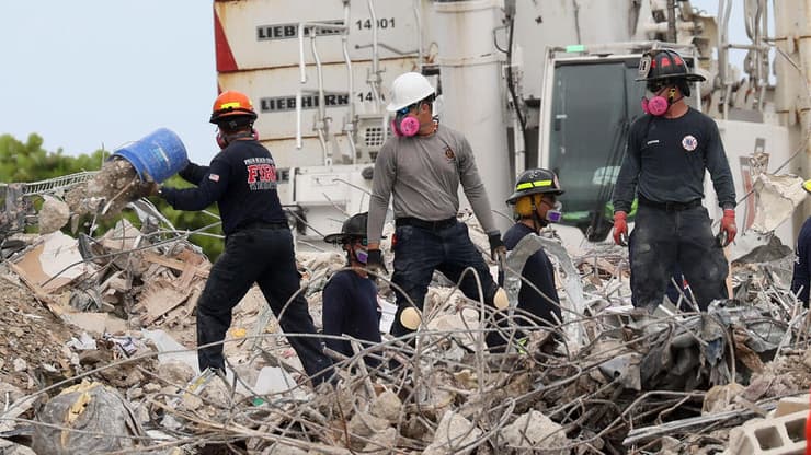 צוותי החיפוש בהריסות הבניין שקרס