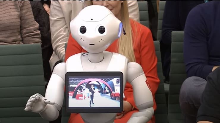 הרובוט Pepper בפרלמנט הבריטי