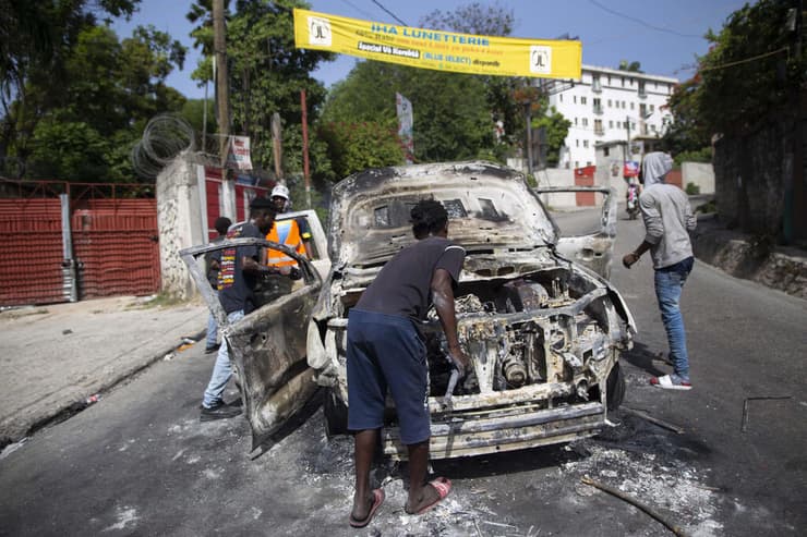 רכב ששימש את המתנקשים והוצת בהאיטי