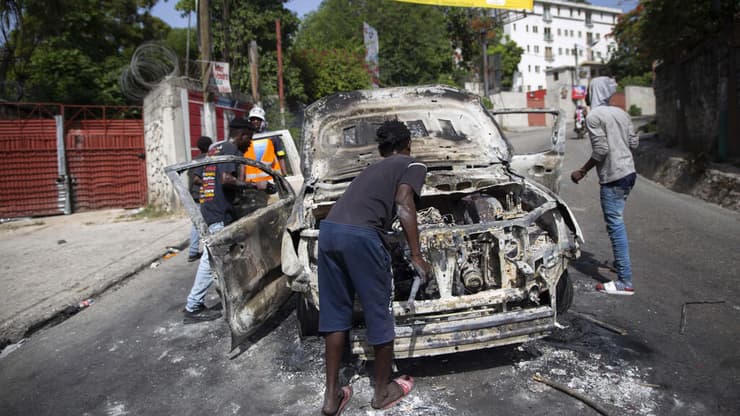 רכב ששימש את המתנקשים והוצת בהאיטי
