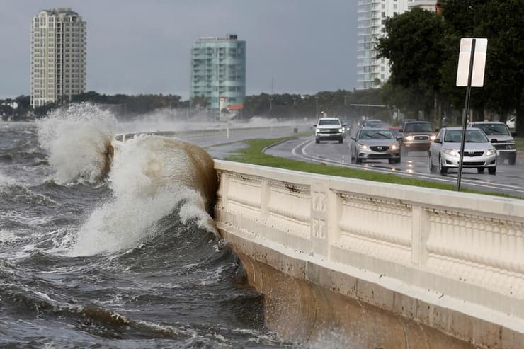  גלים גבוהים ורוחות חזקות בפלורידה 