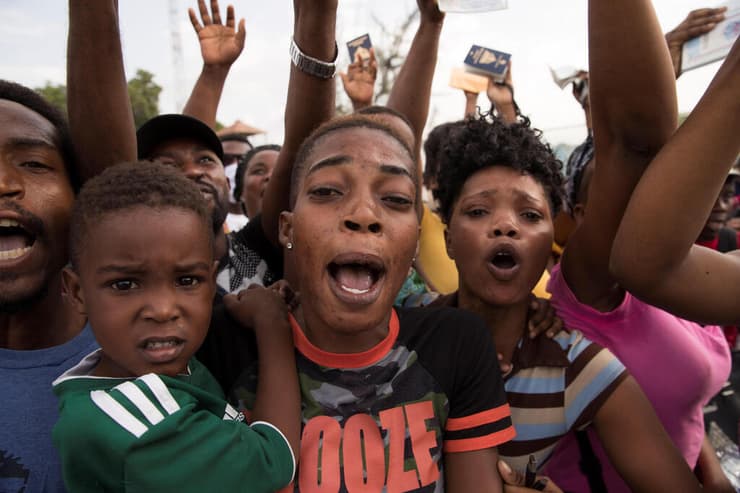 מחוץ לשגרירות האמריקנית בהאיטי אחרי ההתנקשות: אזרחים מבקשים עזרה מארה"ב