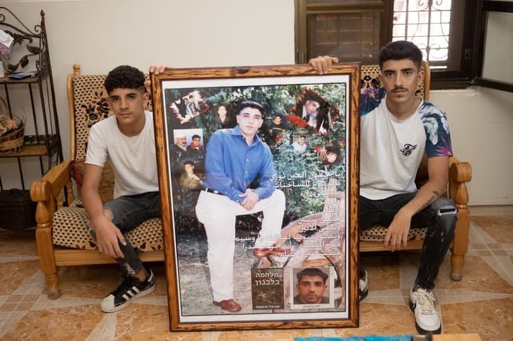 וסים וגיהאד נדאד עם תמונת אביהם וסים שנהרג במלחמת לבנון השנייה