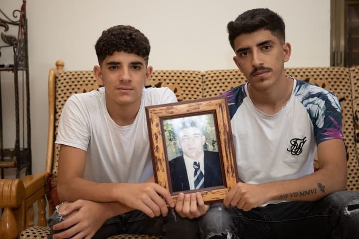 וסים וגיהאד נדאד עם תמונת אביהם וסים שנהרג במלחמת לבנון השנייה