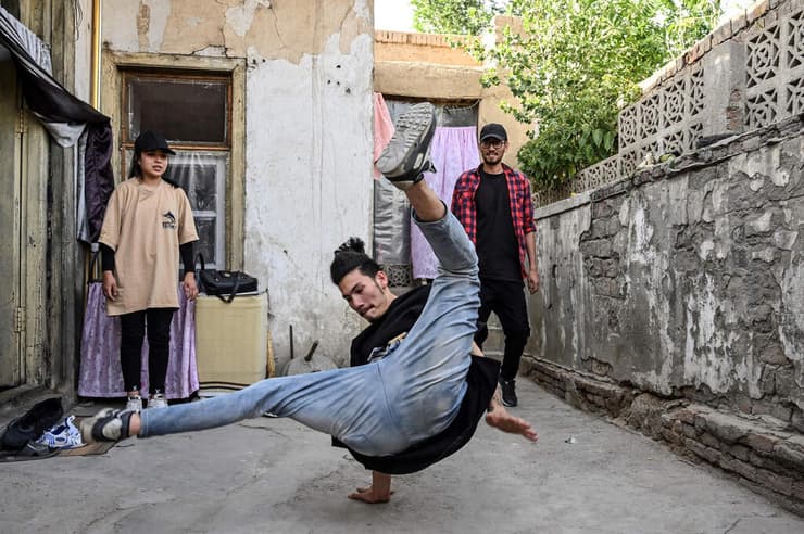 מניזה טלאש רקדנית ברייקדאנס בת 18 ב קאבול אפגניסטן