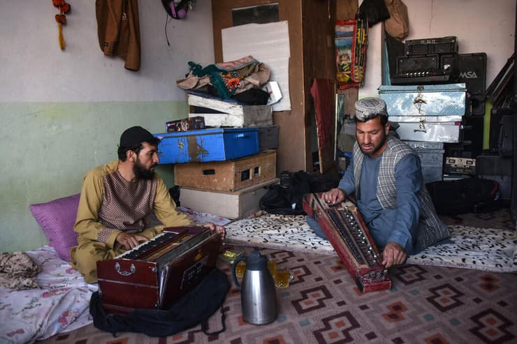 סייד מוחמד מנגן על ג'אפאני כלי מיתר ב אפגניסטן
