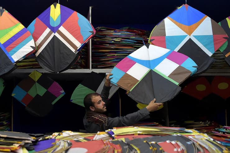 מוכר עפיפון עפיפונים בשוק ב קאבול אפגניסטן