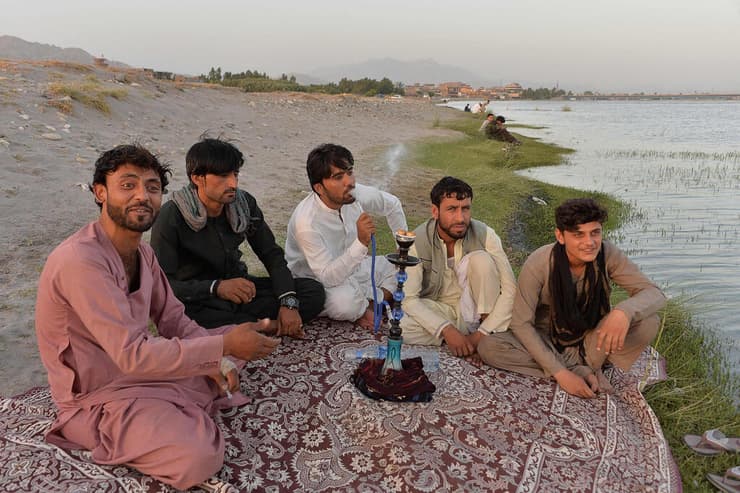 צעירים מעשנים נרגילה בג'לאלאבאד אפגניסטן