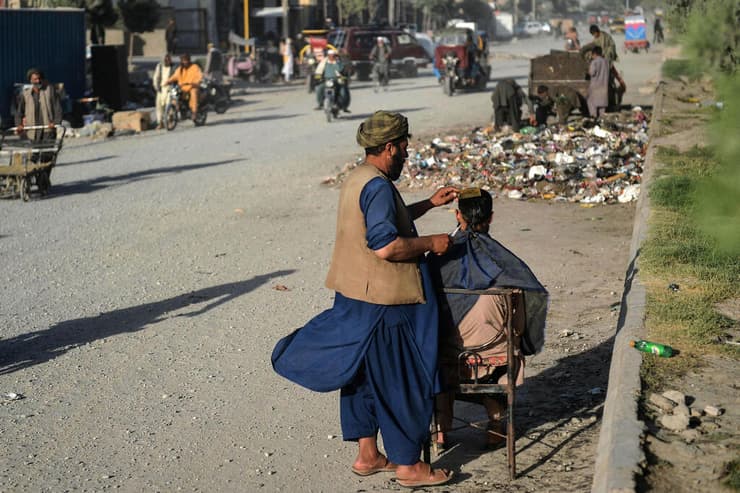 תספורת בשטח פתוח בעיר הראת אפגניסטן