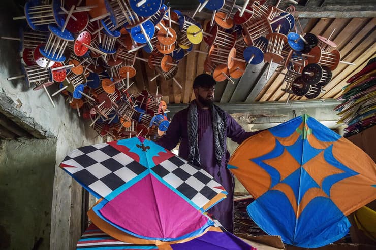 מוכר עפיפון עפיפונים בשוק ב קאבול אפגניסטן
