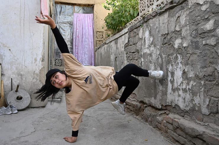 מניזה טלאש רקדנית ברייקדאנס בת 18 ב קאבול אפגניסטן