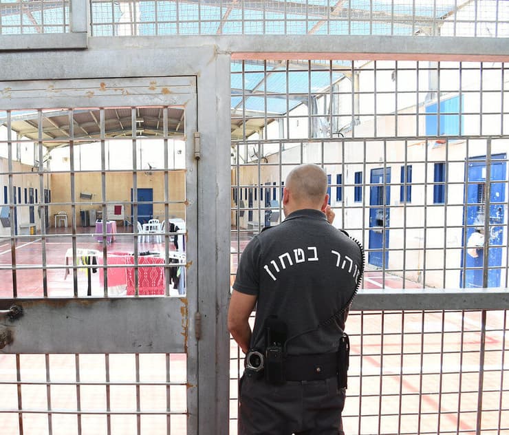'''אסירים ביטחוניים לא מאבדים את עצמם בכלא''
