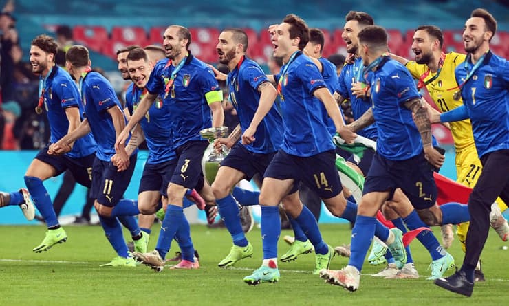 שחקני איטליה רצים לאוהדים שלהם