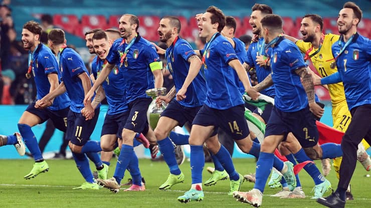 שחקני איטליה רצים לאוהדים שלהם