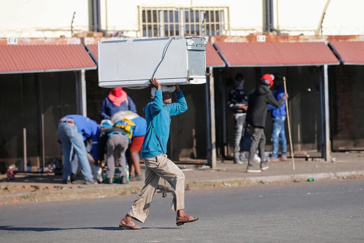 גבר שגנב מקרר מהומות בפרברי יוהנסבורג דרום אפריקה
