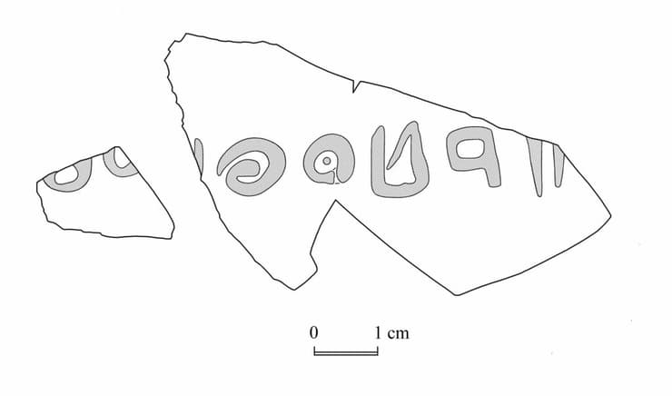 ציור טכני של החרס, הכולל את האותיות יוד (שבורה בחלקה העליון), ריש, בית, עין, למד 