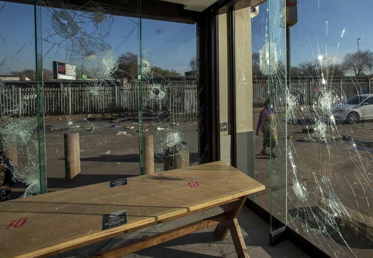 מהומות וביזה בפרברי יוהנסבורג דרום אפריקה