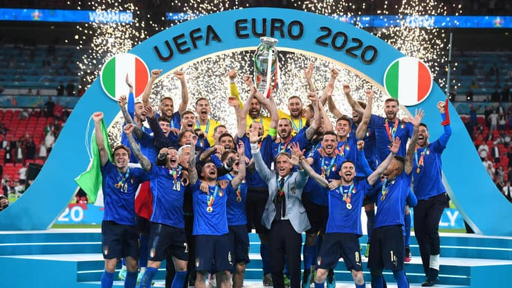 איטליה מניפה את גביע היורו