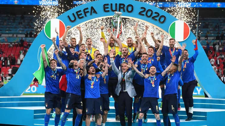 איטליה מניפה את גביע היורו