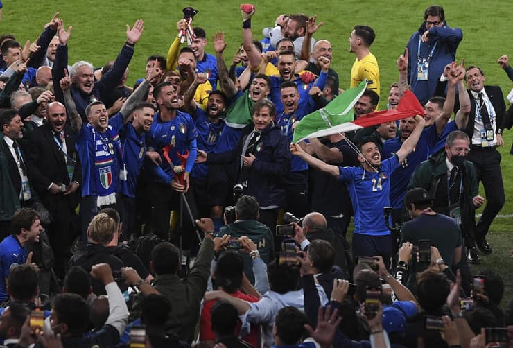 שחקני איטליה מניפים את הגביע