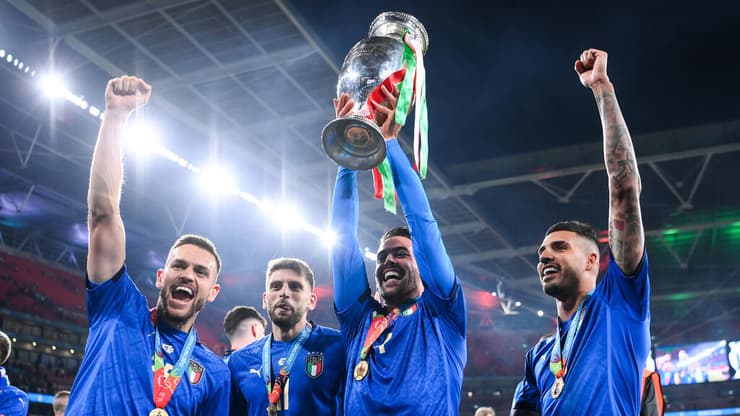 שחקני איטליה והגביע הקדוש